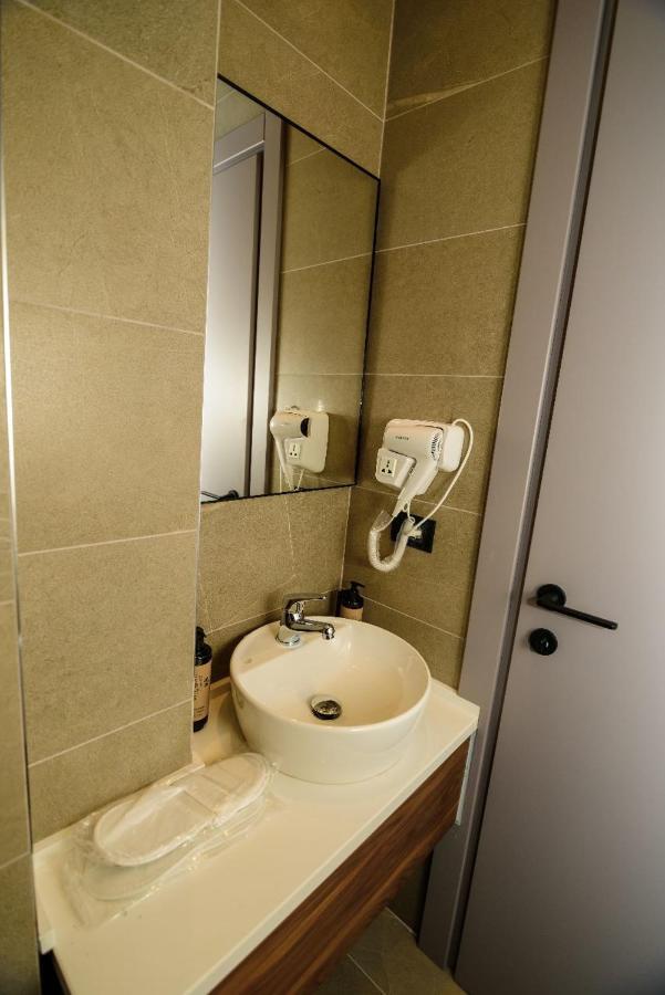 Hotel Zeneli Vlore Bagian luar foto