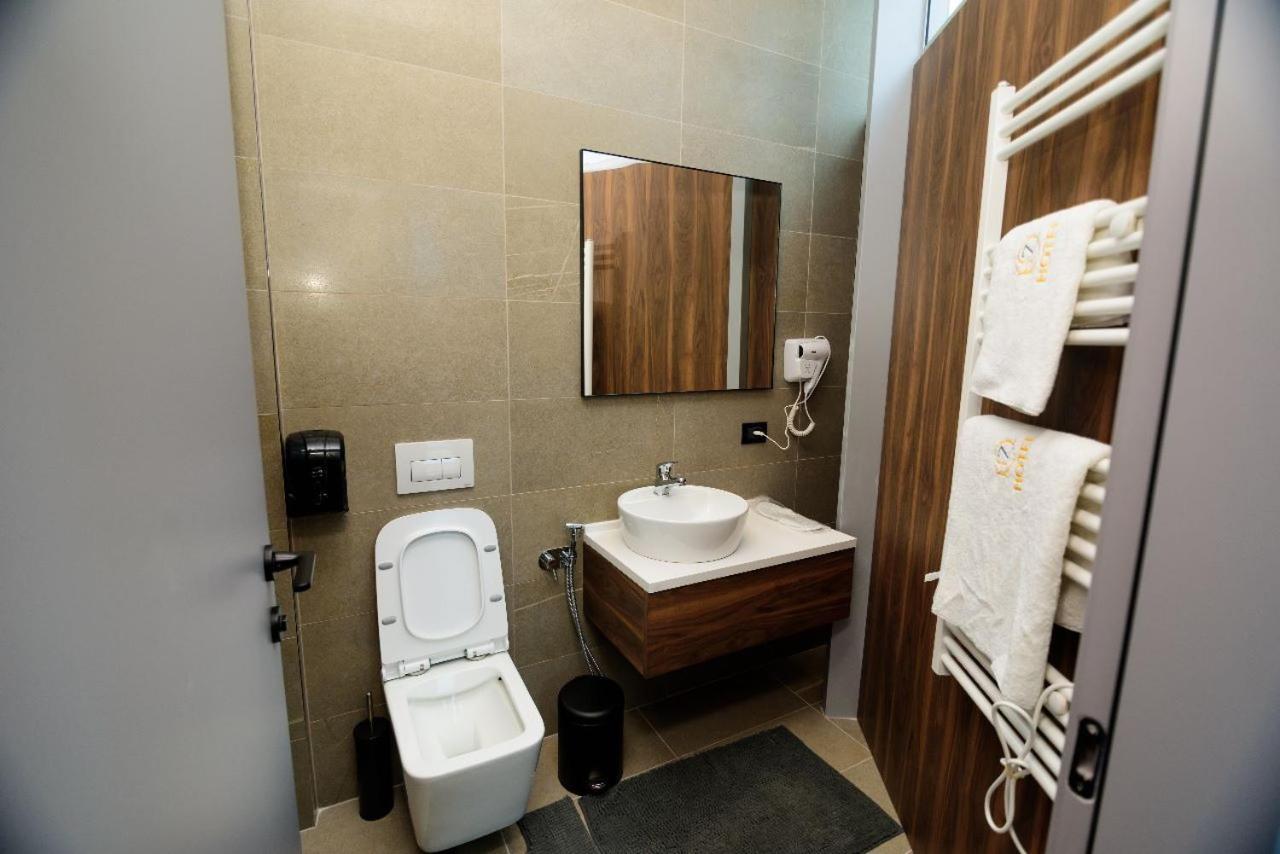 Hotel Zeneli Vlore Bagian luar foto